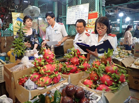 Ban Quản lý An toàn thực phẩm TPHCM kiểm tra nguồn gốc xuất xứ thực phẩm tại chợ đầu mối nông sản