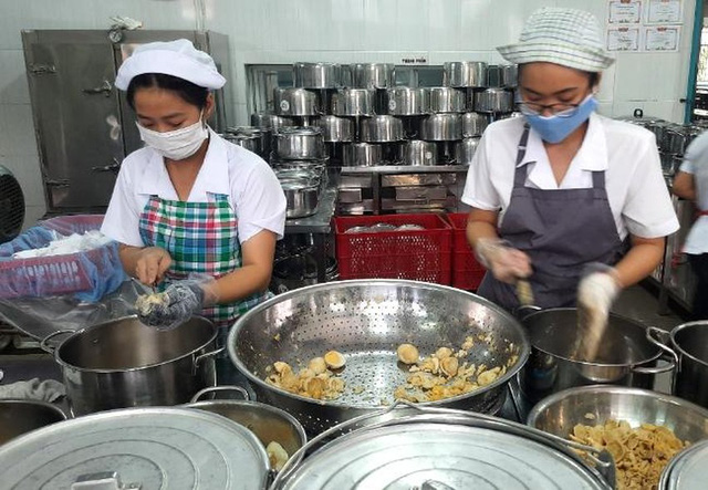 Chuẩn bị bữa ăn trưa cho học sinh Trường Tiểu học Nguyễn Thị Nuôi (huyện Hóc Môn, TP Hồ Chí Minh)
